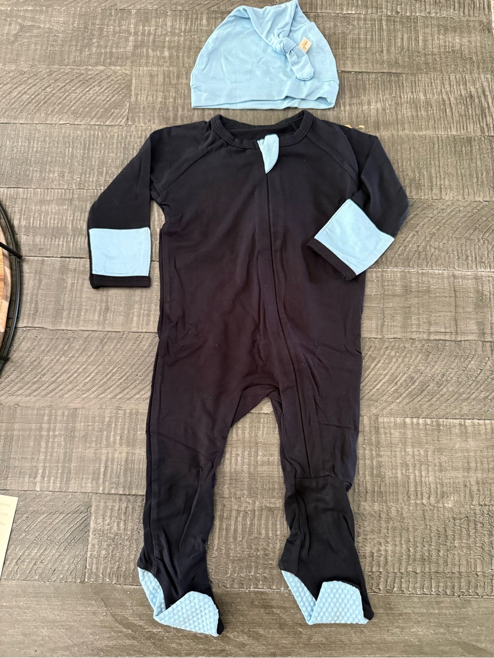 Mamba Bamboo Baby Black Footed One-Piece with Light Blue Trim and Hat - New - Picture 2 of 7